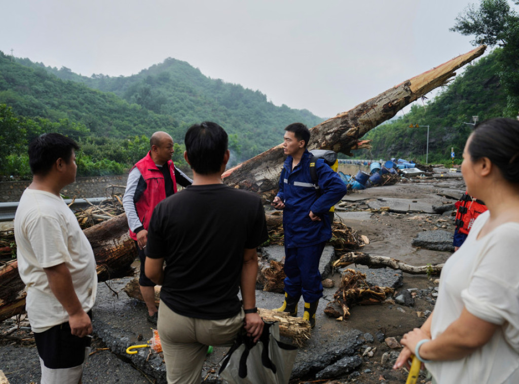 Kina: Četiri osobe stradale u klizištu, osam se vode kao nestale
