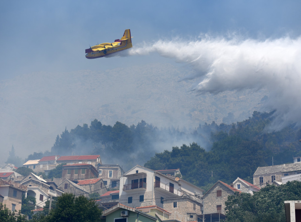Lokalizovan požar kod Šibenika, vatrogasci ostaju na požarištu i tokom noći