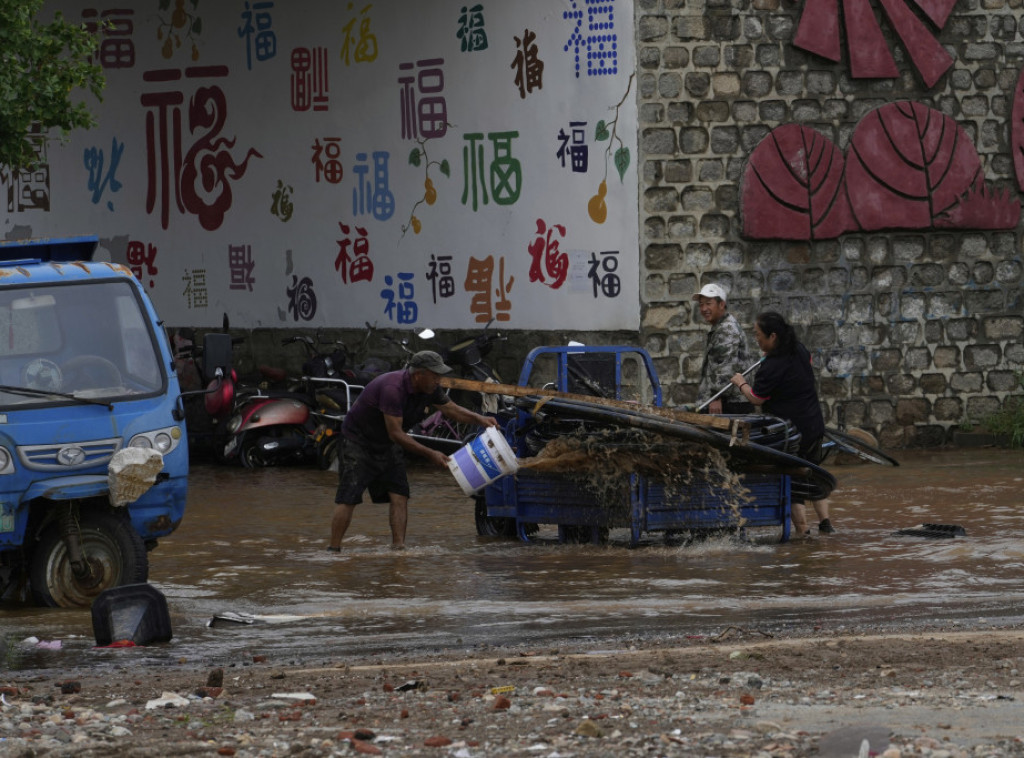 Najmanje 38 osoba poginulo u poplavama u Pekingu, desetine hiljada evakuisane