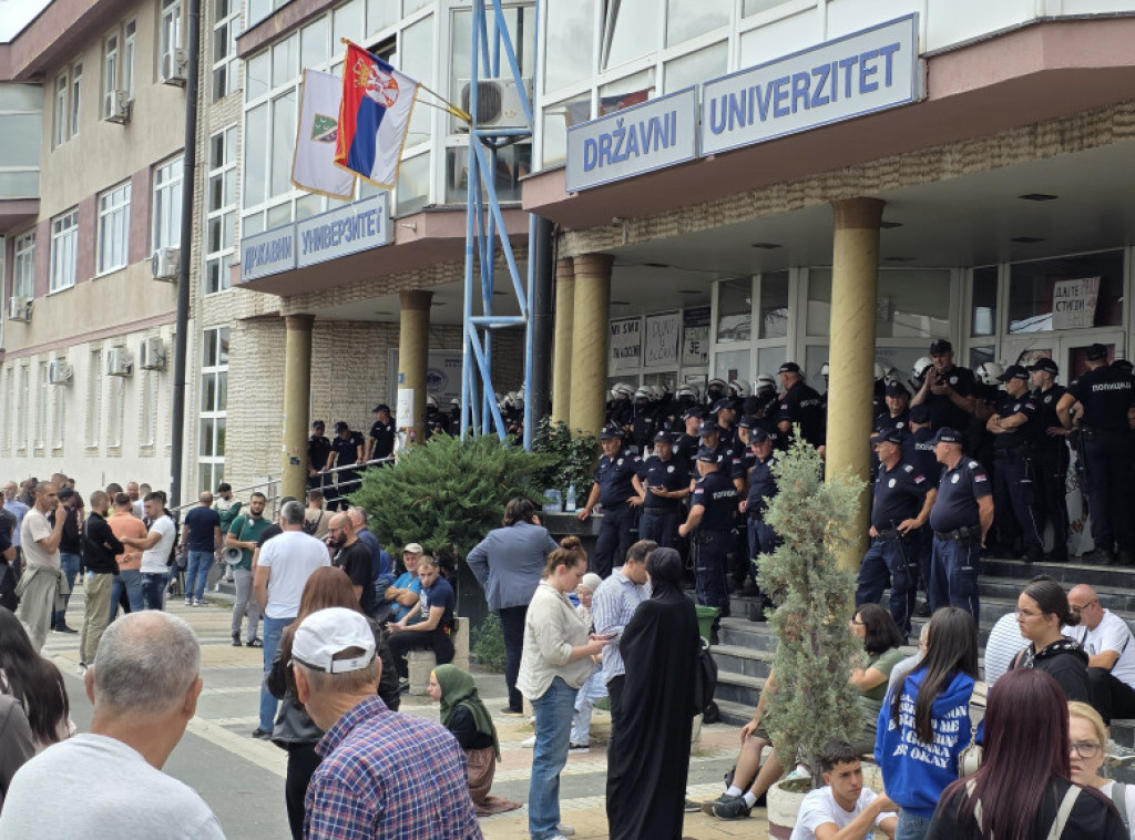 Novi Pazar: Učesnici protesta zbog deblokade Državnog univerziteta gađali policiju flašama, pogođen načelnik PU