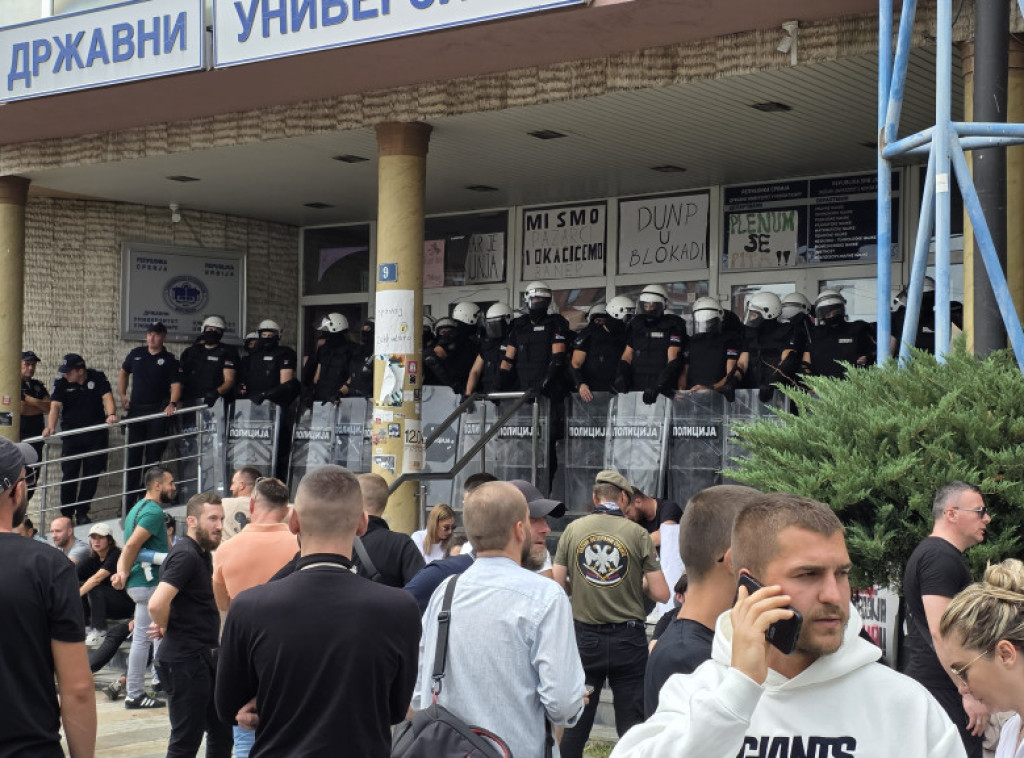 PU Novi Pazar: Više policajaca povređeno u incidentu ispred zgrade DUNP