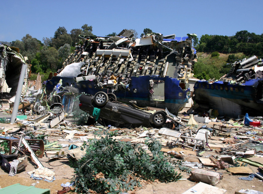 Mali avion se srušio na automobil na Floridi, sedam osoba povređeno