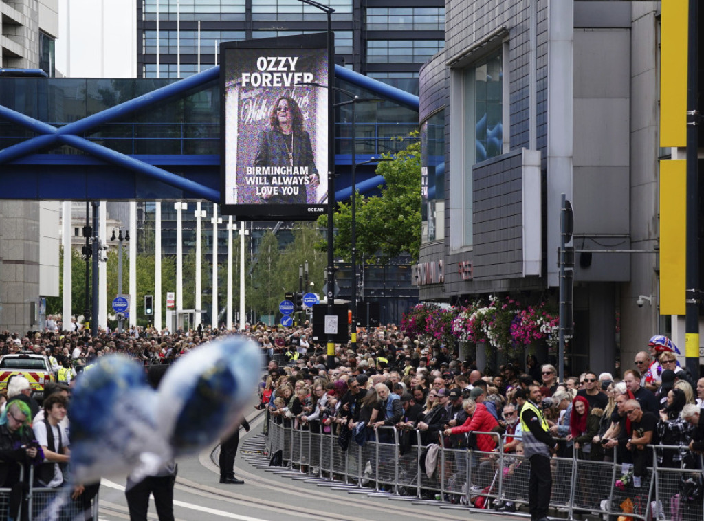 Veliki broj ljudi odao počast Oziju Ozbornu na sahrani