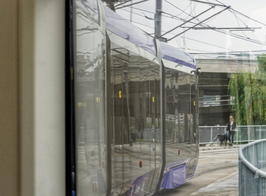Sudar tramvaja i automobila u Bulevaru kralja Aleksandra, muškarac lakše povređen