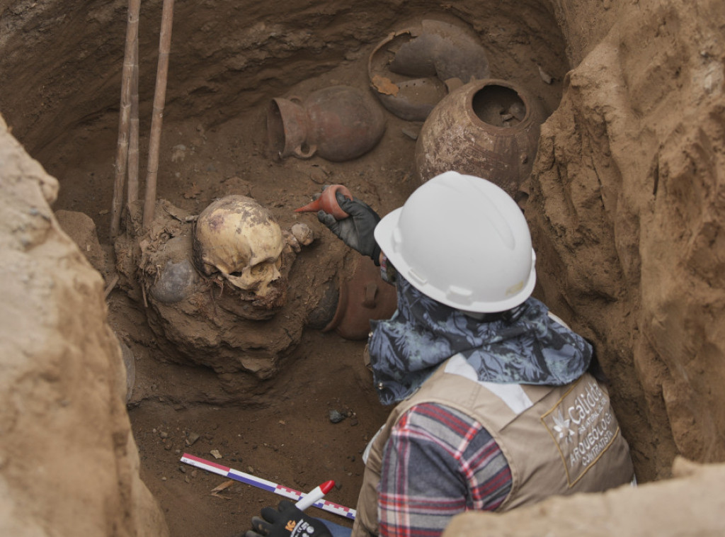 Drevna prehispanska grobnica otkrivena ispod stambene ulice u Limi