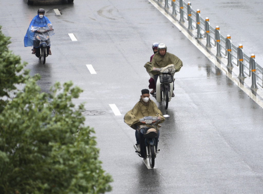 Osam osoba poginulo, troje nestalo u poplavama na severu Vijetnama