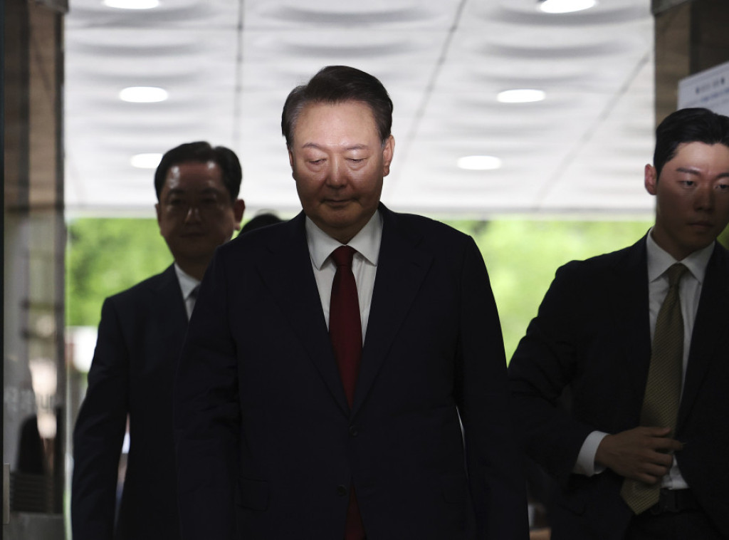 Južna Koreja: Bivši predsednik Jun opirao se odvođenju u Tužilaštvo u ležeći u donjem veš