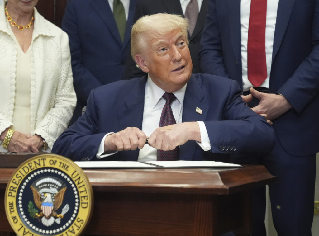 Tramp naredio da se dve nuklearne podmornice prerasporede posle izjava Medvedeva