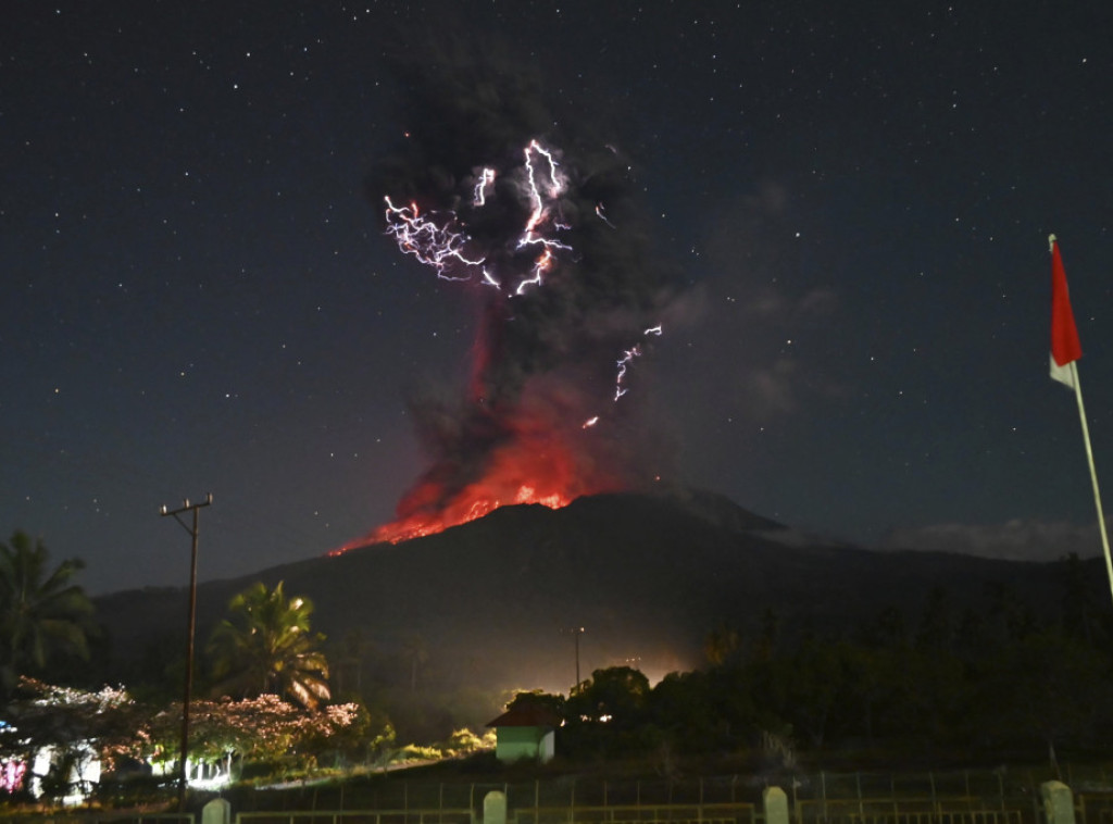 Na planini Levotobi Laki-Laki u Indoneziji eruptirao vulkan