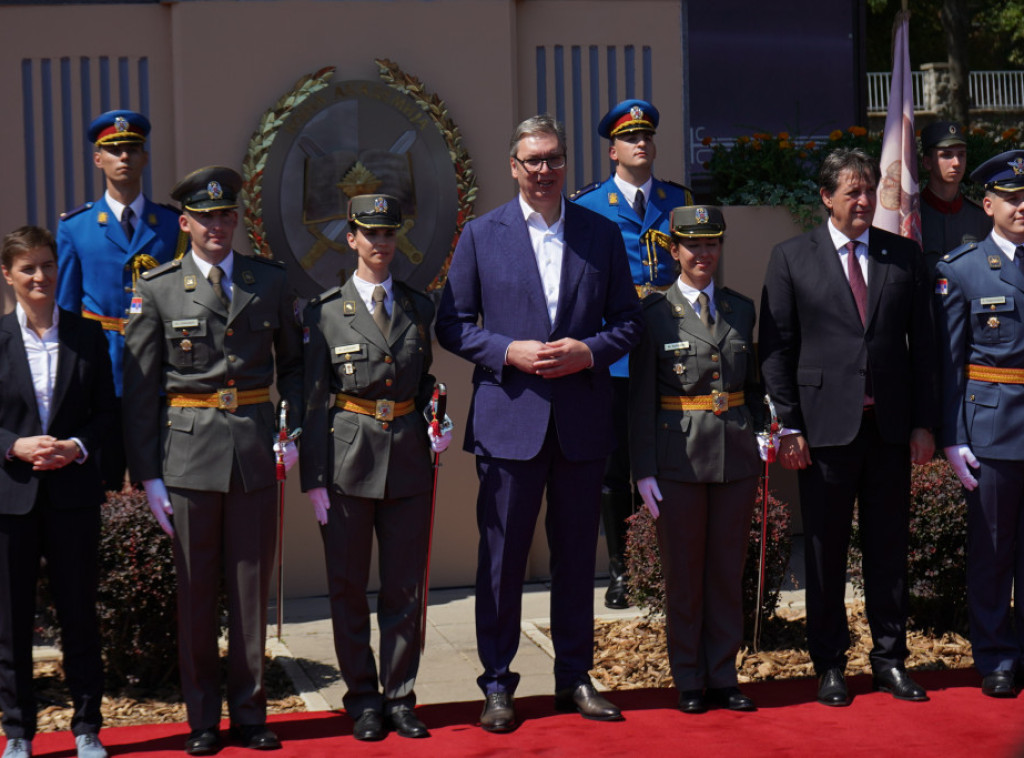 Promovisani najmađi oficiri Vojske Srbije; Vučić: Počinjete najhrabriji posao na svetu
