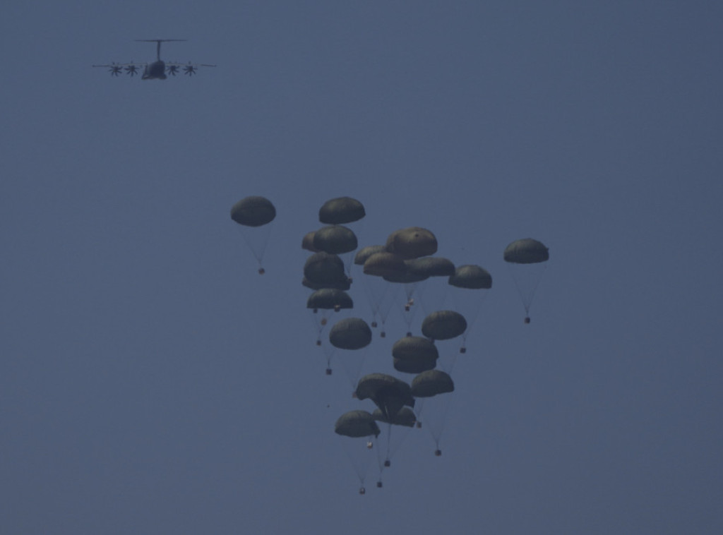 Holandija će od 8. avgusta učestvovati u dostavljanju hrane padobranima u Gazi