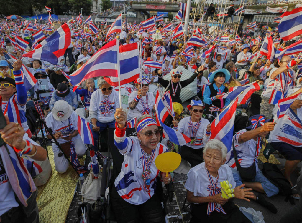 Demonstranti u Bangkoku traže ostavku suspendovane premijerke Paetongtarn Šinavatre