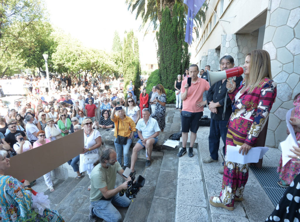 Italijanski brod u Splitu čeka na uklanjanje panela sa azbestom, građani protestuju