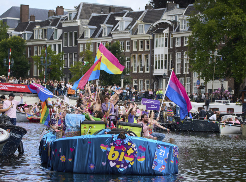 Oko raznobojnih 80 čamaca u završnici Prajda u Amsterdamu