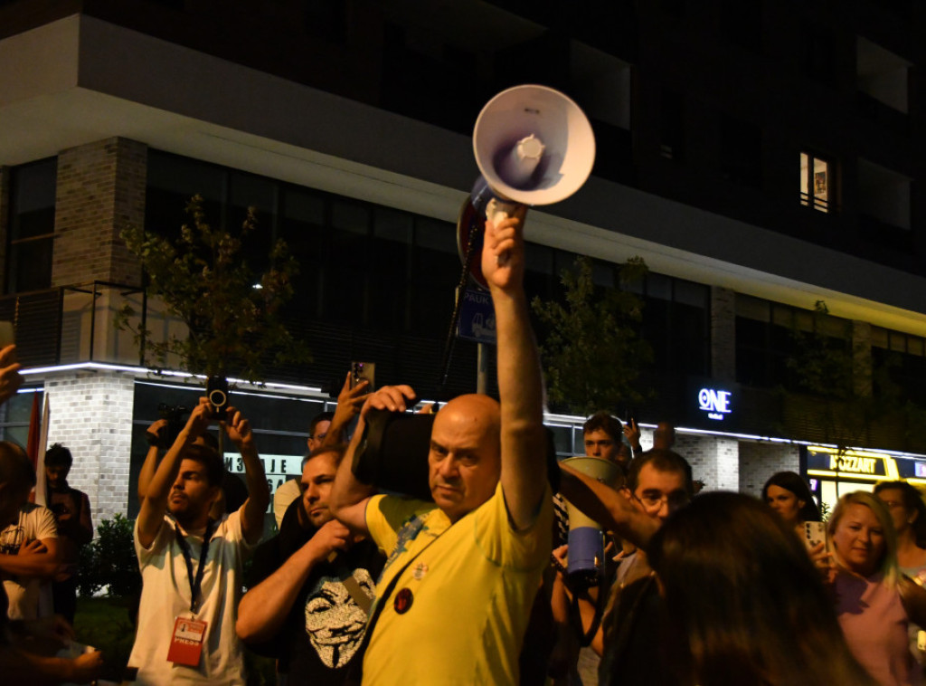 Protest na Autokomandi, demonstranti pred kućom u kojoj navodno živi premijer Macut