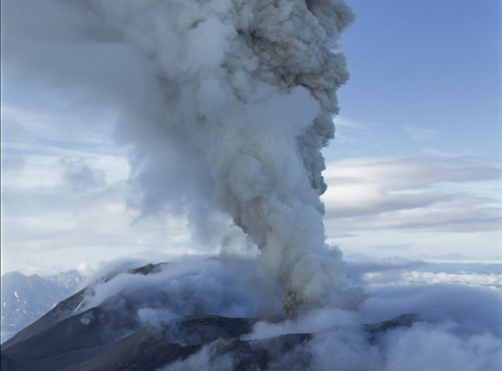 Vulkan Krašenjinikov na Kamčatki izbacio pepeo na visinu od četiri kilometra