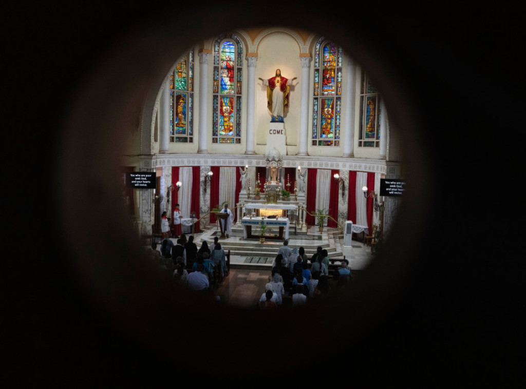 Dva meseca nakon nesreće aviona Er Indije, neki od državljana Velike Britanije tek danas sahranjeni