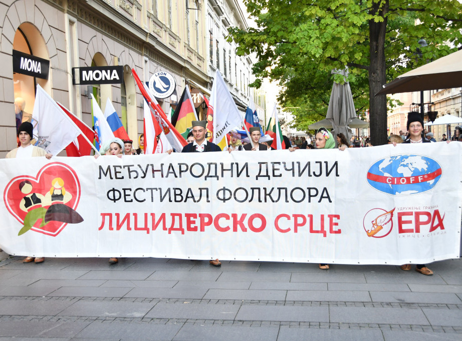 Deo učesnika festivala dečjeg folklora "Licidersko srce" prodefilovao Knez Mihailovom