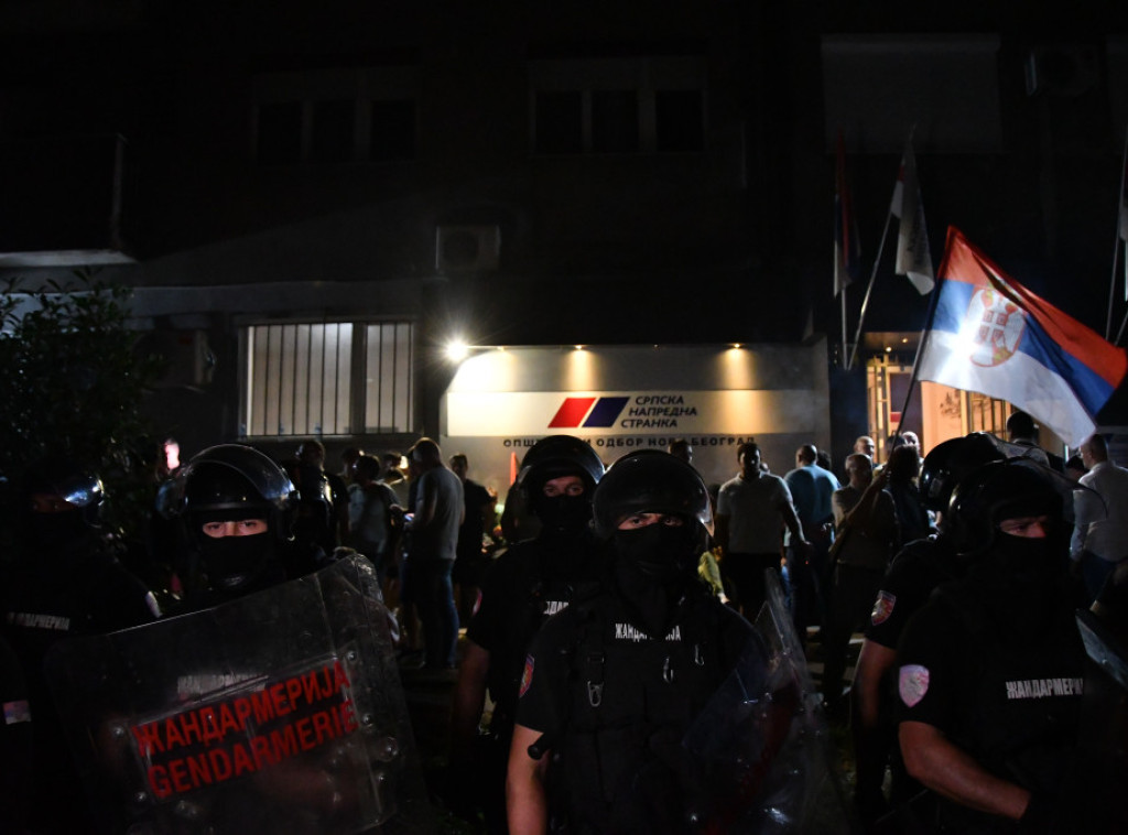 Razišle se grupe građana i pristalica SNS ispred prostorija stranke na Novom Beogradu