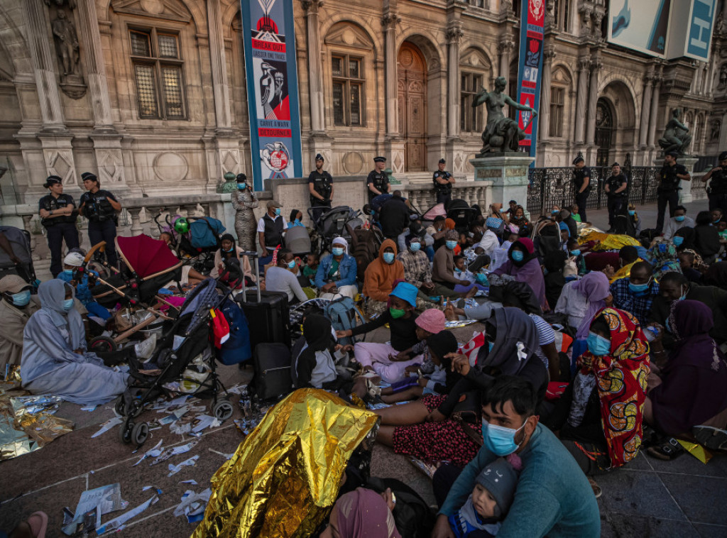 Pariz: Oko 200 beskućnika provelo noć ispred gradske skupštine, traže hitan smeštaj