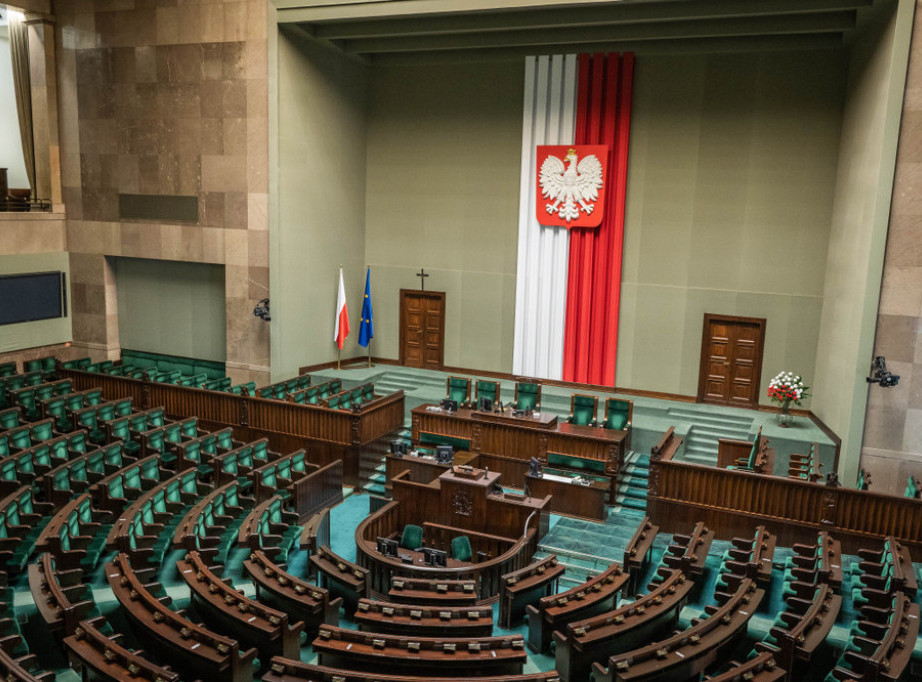 Poljska: Poslanik doneo izraelsku zastavu sa svastikom na sednicu Sejma