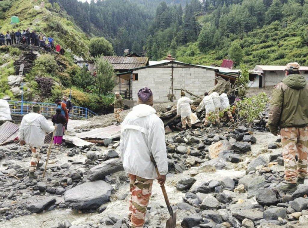 U toku akcija spasavanja građana nakon poplava na Himalajima u Indiji