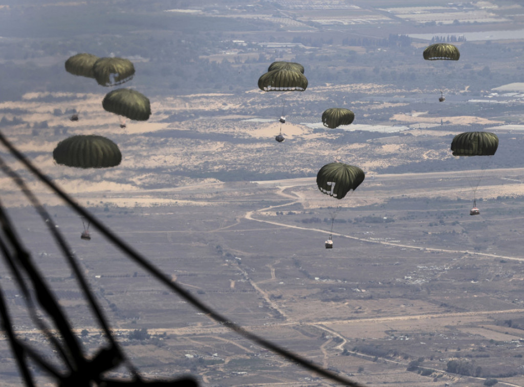 IDF: Avioni nekoliko zemalja izbacili 80 paleta humanitarne pomoći u Pojas Gaze