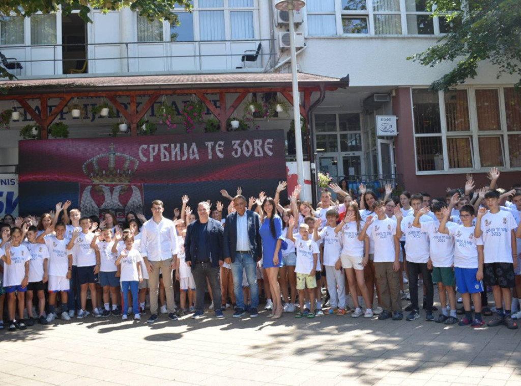Ministar prosvete posetio učesnike kampa "Srbija te zove 2025"