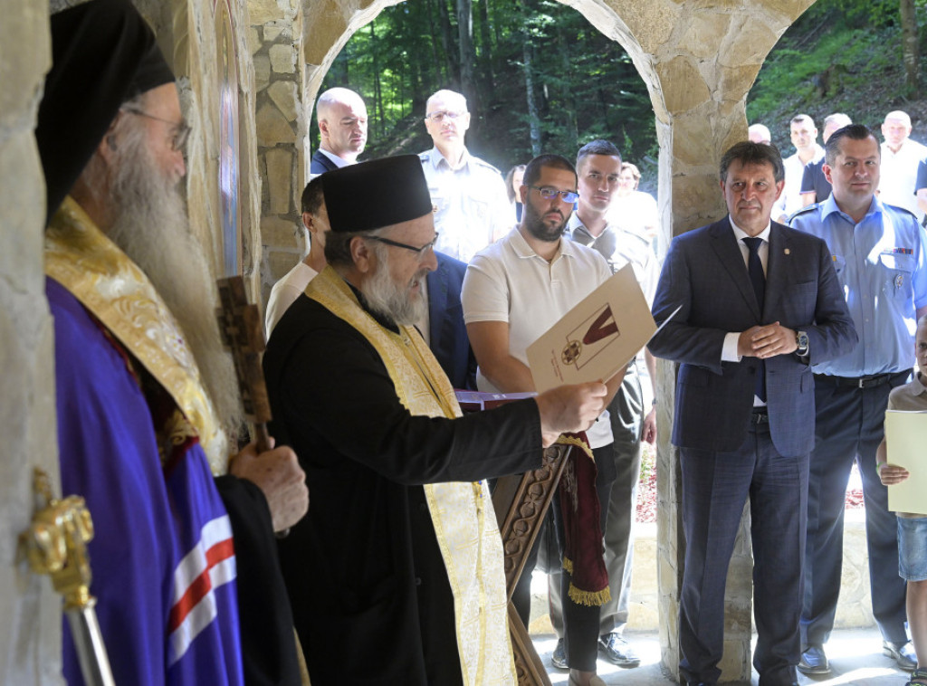 Ministar Gašić prisustvovao osvećenju crkve Svete Petke na Jastrepcu