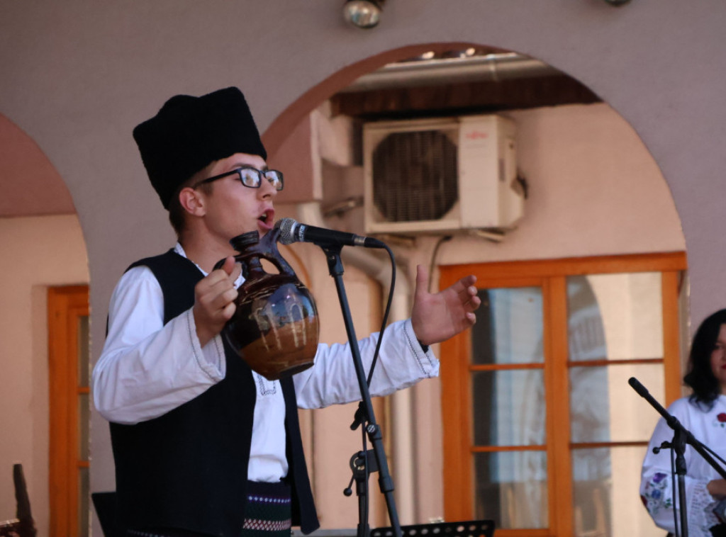 Guča: Održano takmičenje za najboljeg zdravičara i najbolju narodnu nošnju