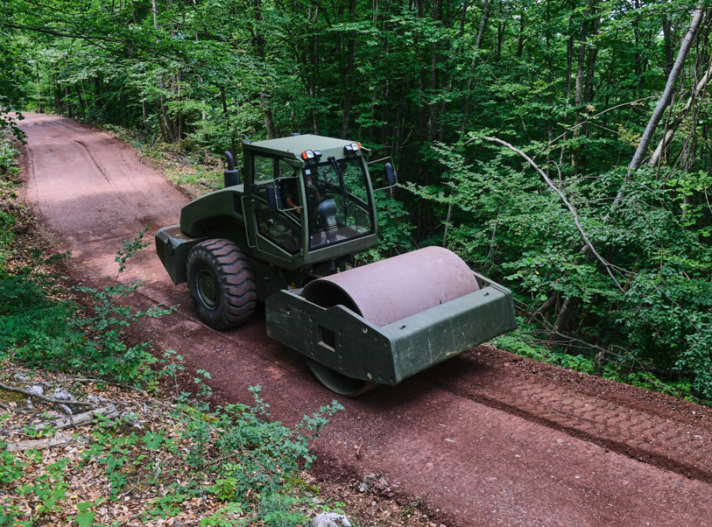 Inžinjerija Vojske Srbije angažovana na rekonstrukciji puteva u selima opštine Sjenica
