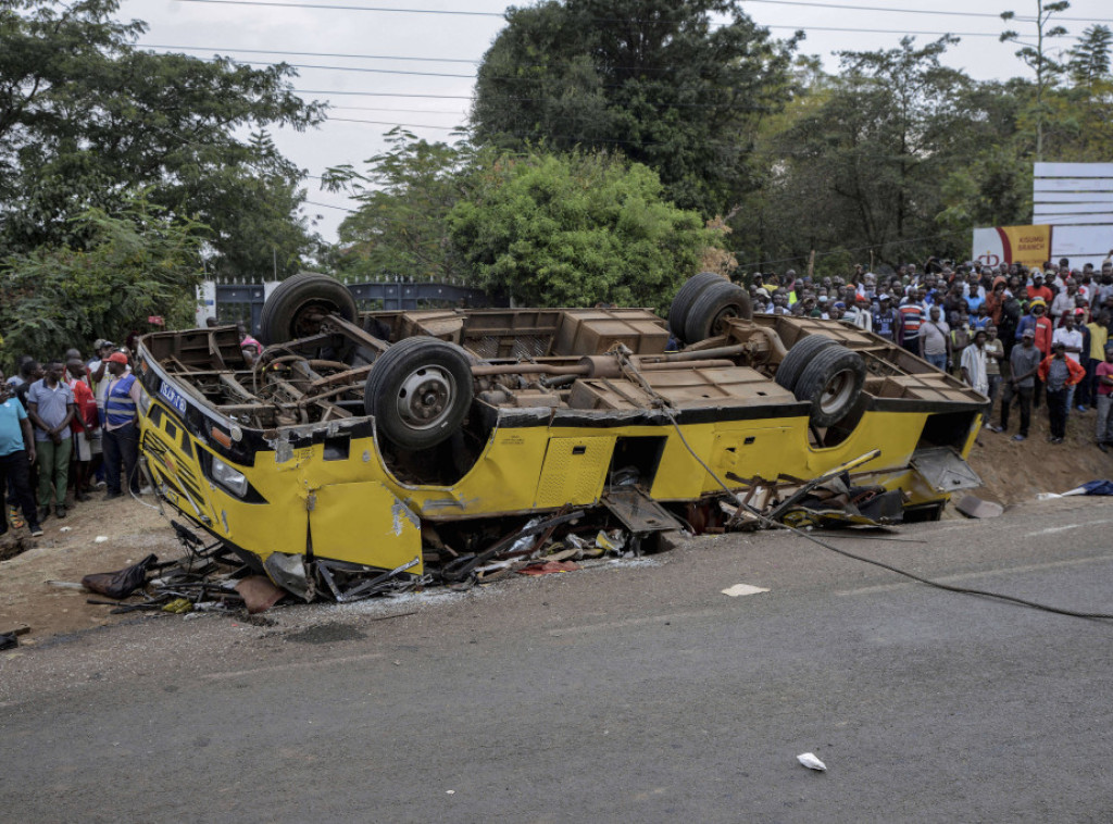 U nesreći u kojoj je učestvovao školski autobus u Keniji poginula 21 osoba