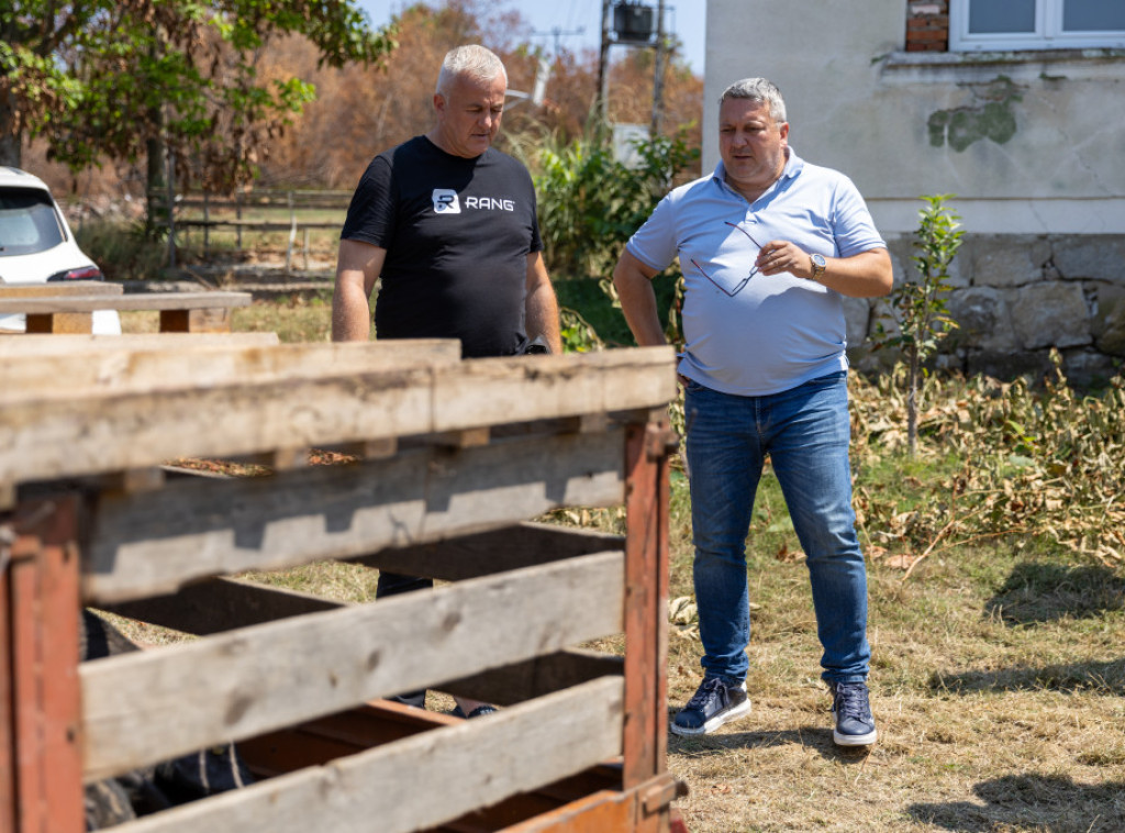 Počela podela pomoći poljoprivrednicima koji su pretrpeli štetu u požarima