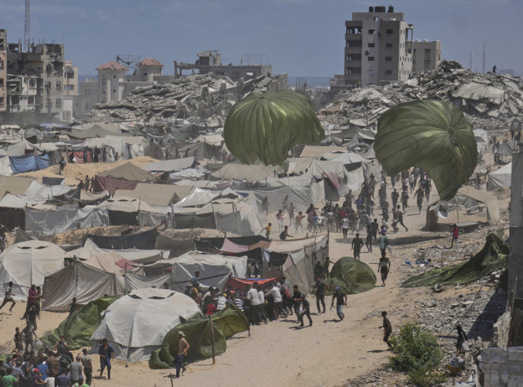 IDF: Iz aviona bačeno 106 paketa pomoći Gazi iz više zemalja