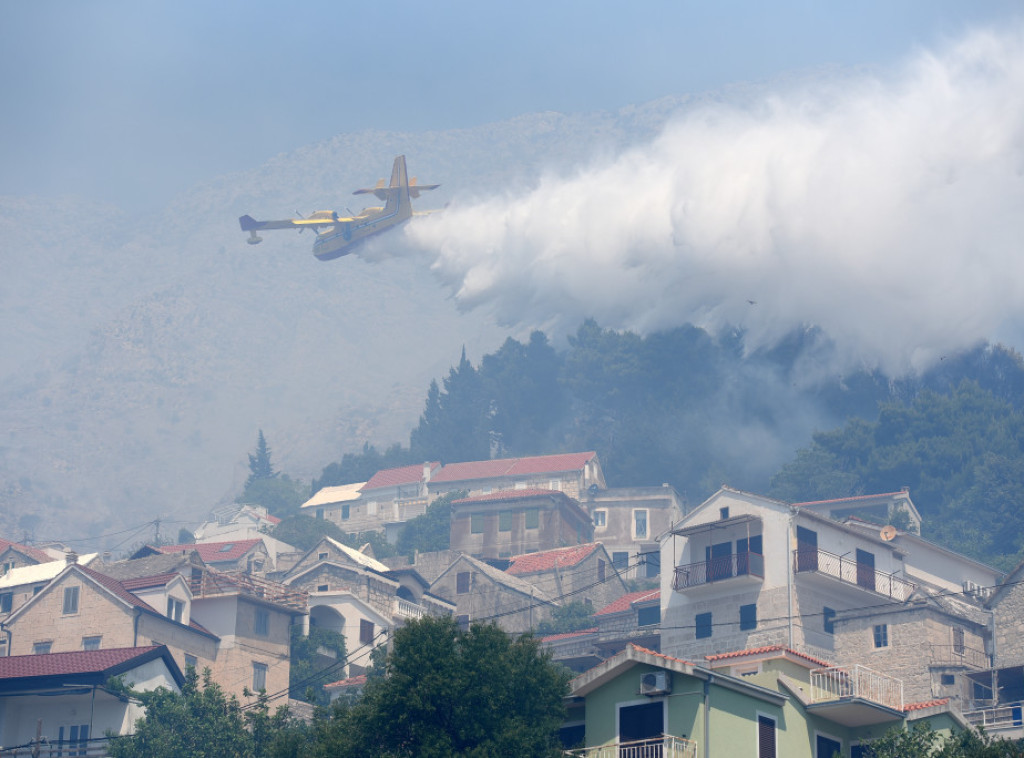 Veliki požar u zadarskom naselju gasili kanaderi i er-traktori