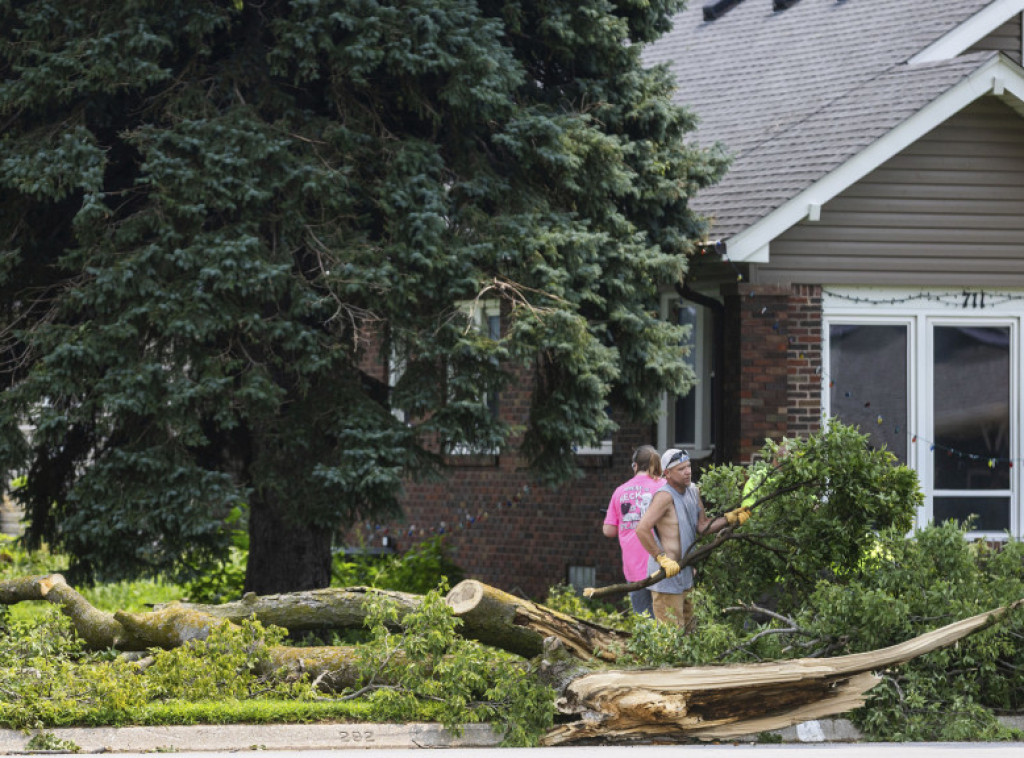 Snažno nevreme u Nebraski, jedna osoba poginula, hiljade bez struje