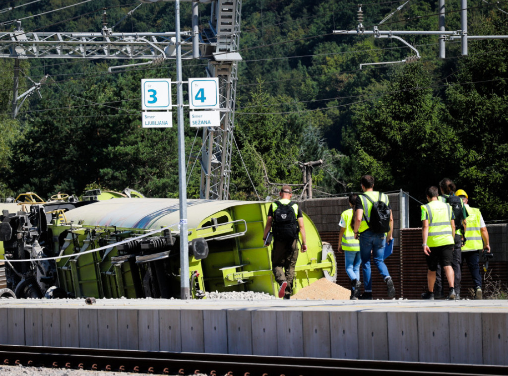Teretni voz iskočio iz šina u blizini Borovnice u Sloveniji, pruga zatvorena