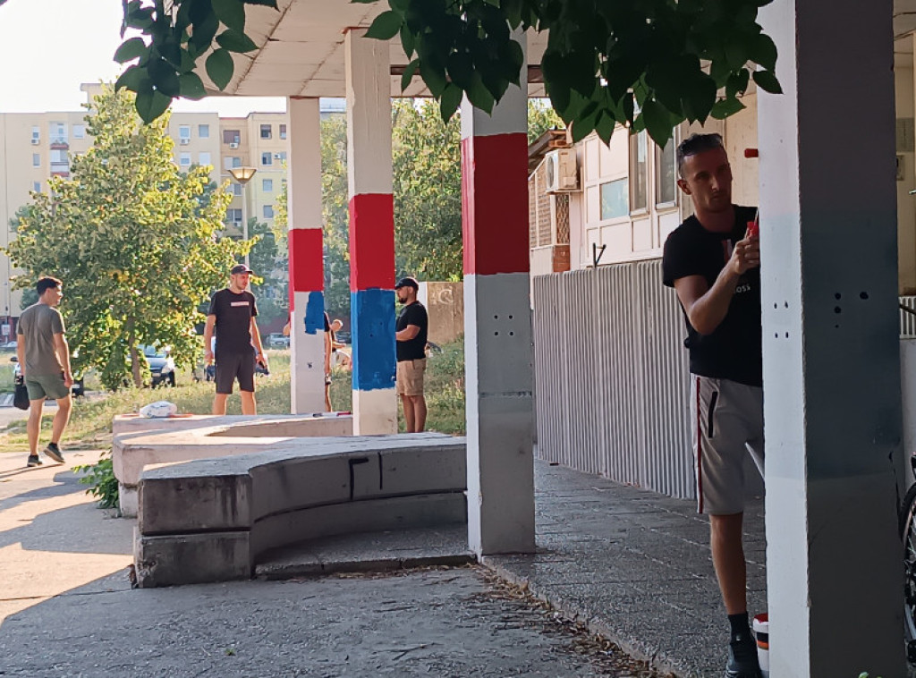 Napadnuti građani koji su iscrtavali zastave Srbije na zgradama gde su juče prefarbane