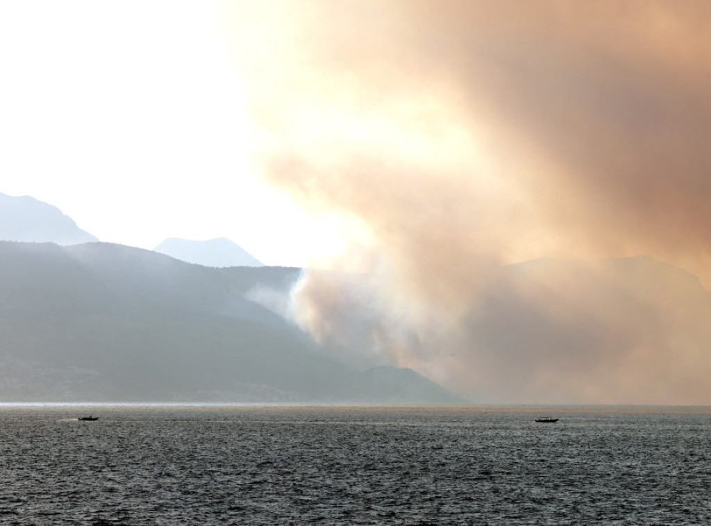 Požar kod Jesenica u blizini Splita, gasi ga oko 150 vatrogasaca