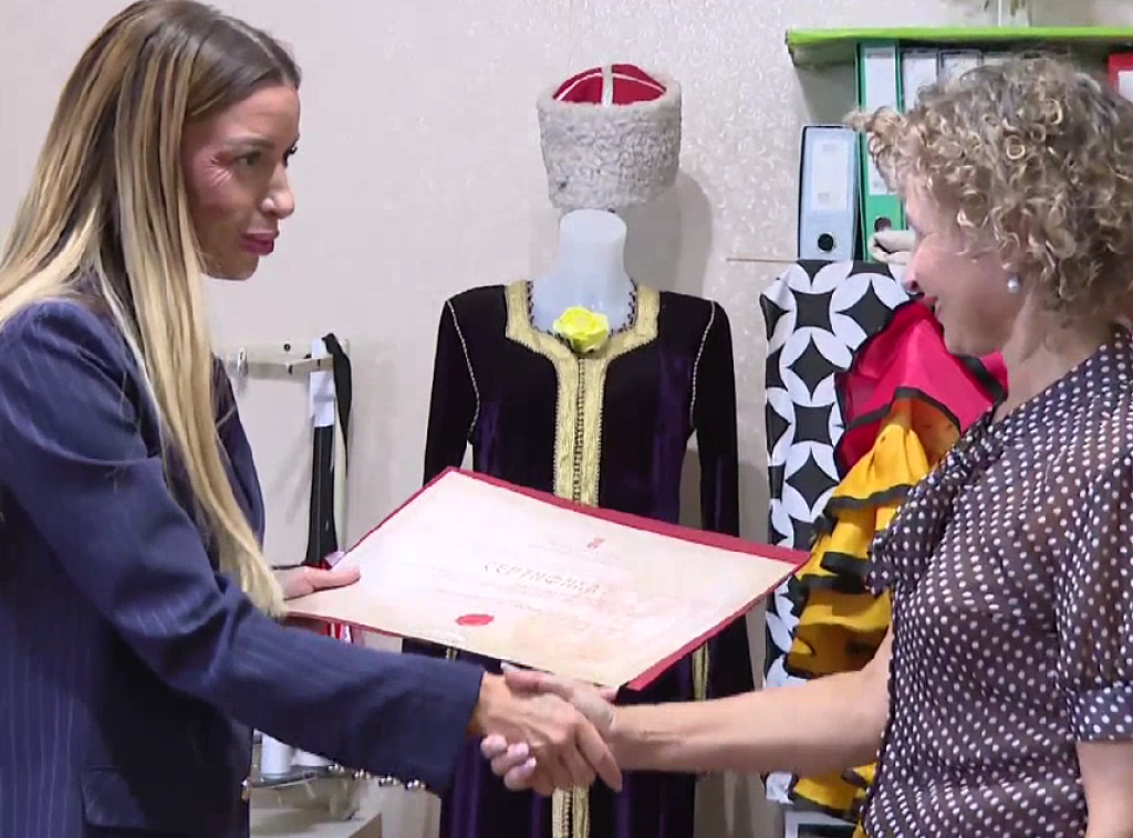 Mesarović u Subotici uručila sertifikat za ručno krojene i šivene scenske kostime