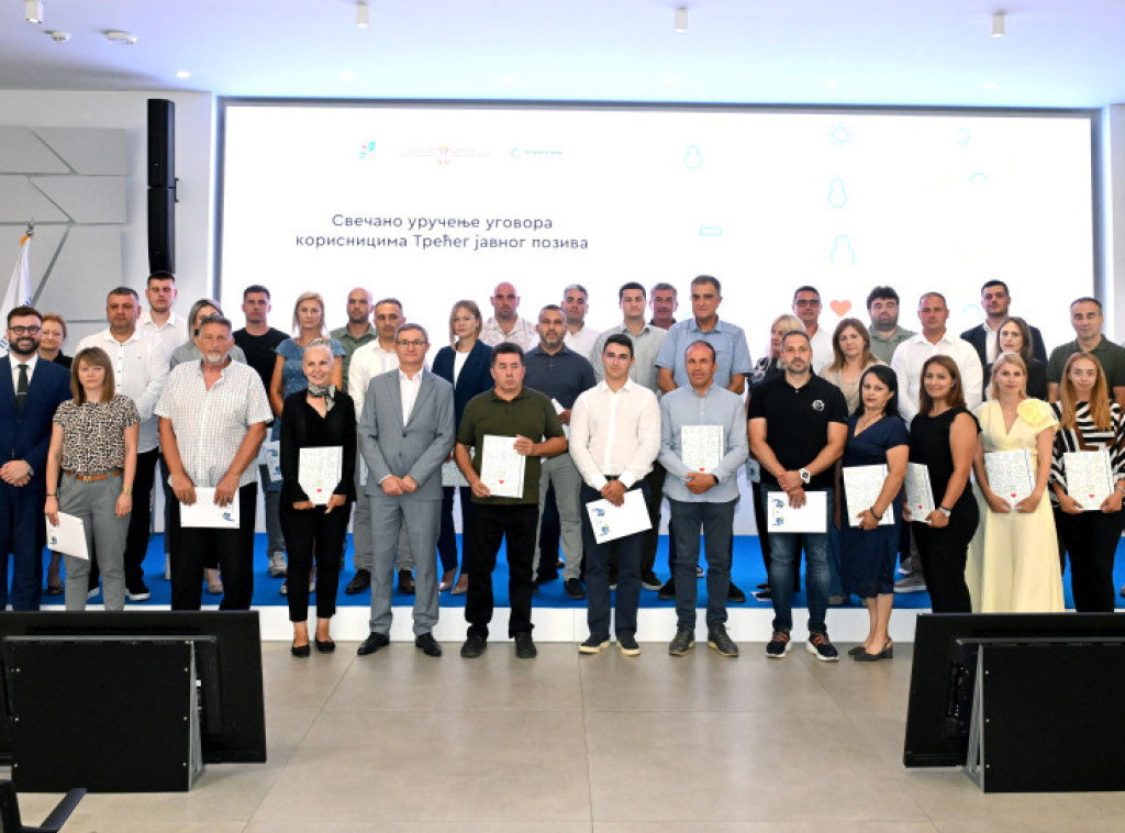 Uručena 42 ugovora u okviru Trećeg poziva Projekta konkurentne poljoprivrede Srbije