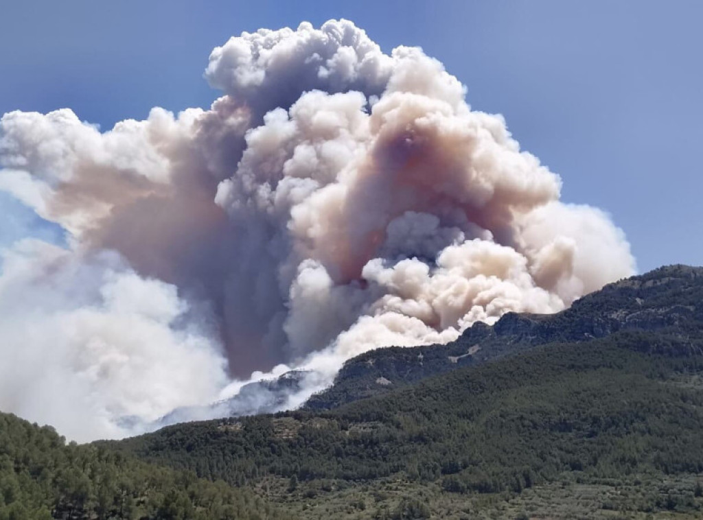 Hiljadama ljudi u Španiji naređeno da se evakuišu zbog požara, gori i u Portugalu