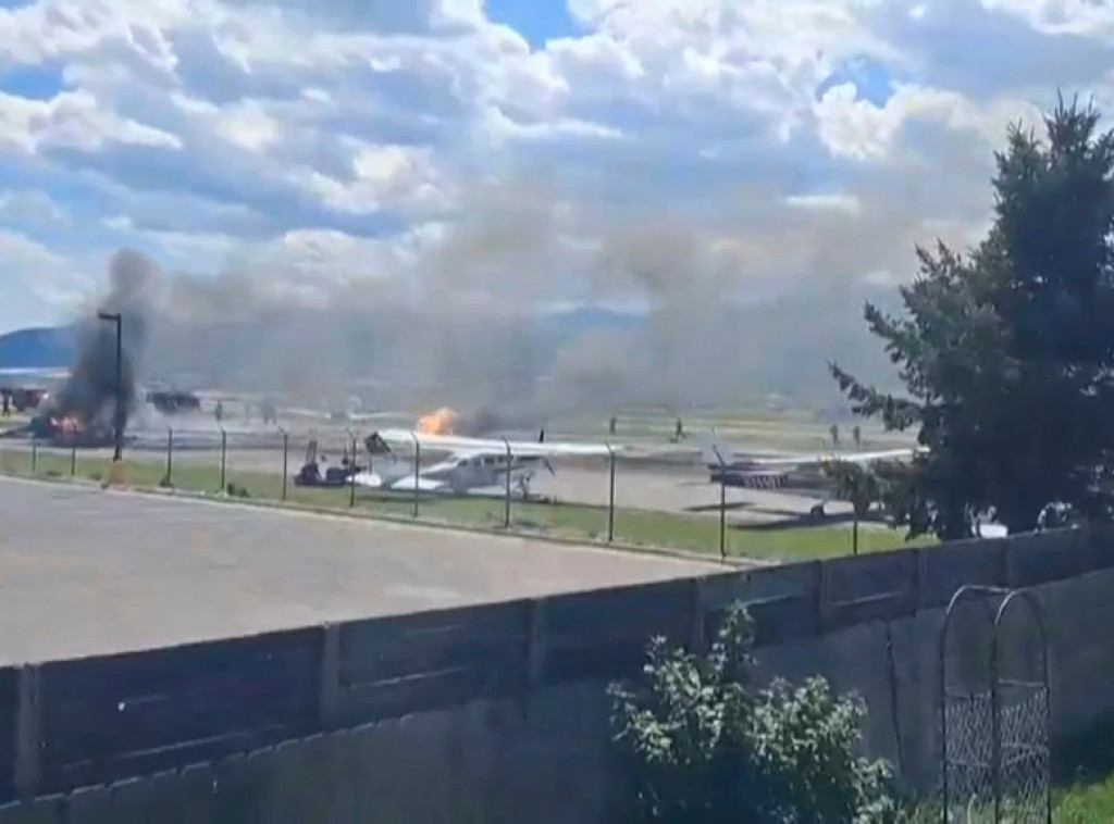 Avion sleteo na aerodrom u Montani i sudario se sa parkiranim avionom, izbio požar