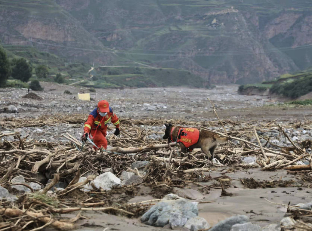 Najmanje 15 osoba poginulo je u planinskim bujicama u Kini