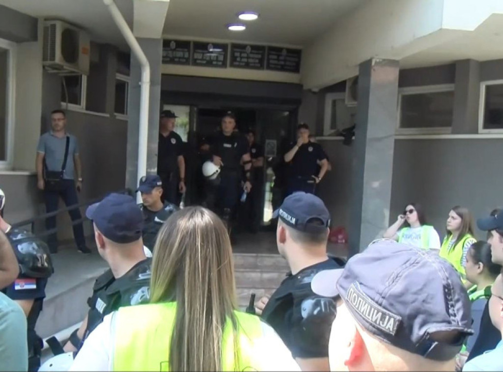 Sud u Novom Pazaru odredio kućni pritvor dvojici osumnjičenih za napad na policajce