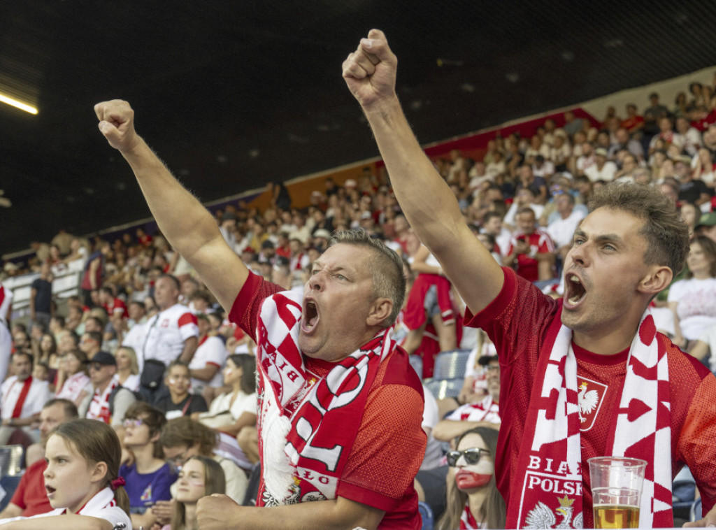 Poljski navijači polomili nekoliko izloga u centru Beograda