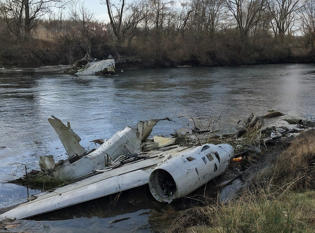 Mali avion se srušio u Ženevsko jezero i potonuo, dve osobe iz letelice spasene