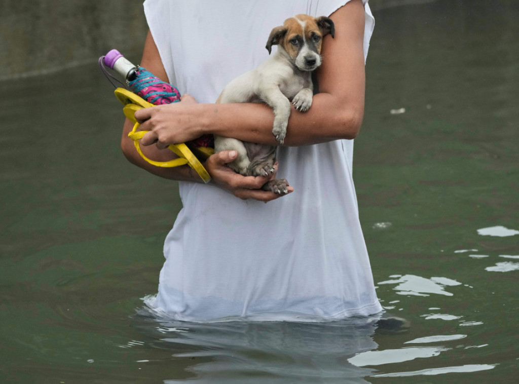 Nica zbog najavljenog nevremena zatvorila parkove i šetališta uz obalu