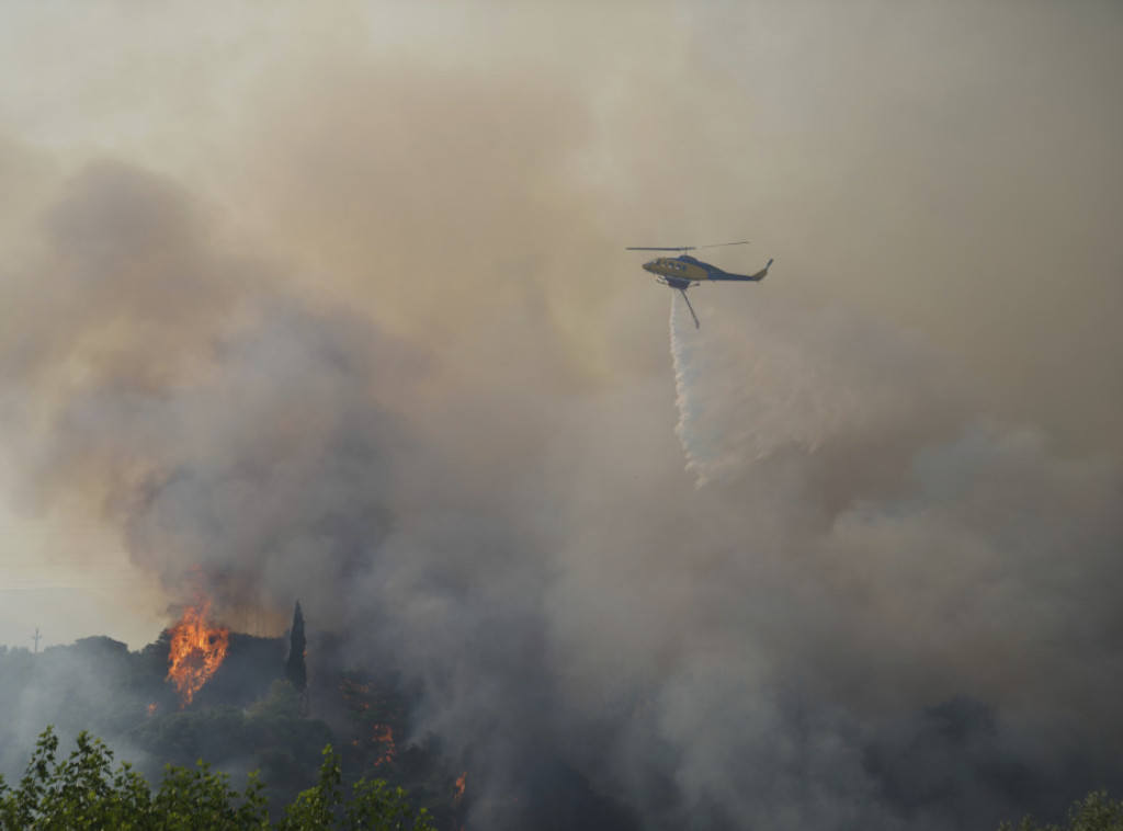 Rumunski vatrogasci pomažu grčkim kolegama u gašenju šumskih požara u oblasti Megare