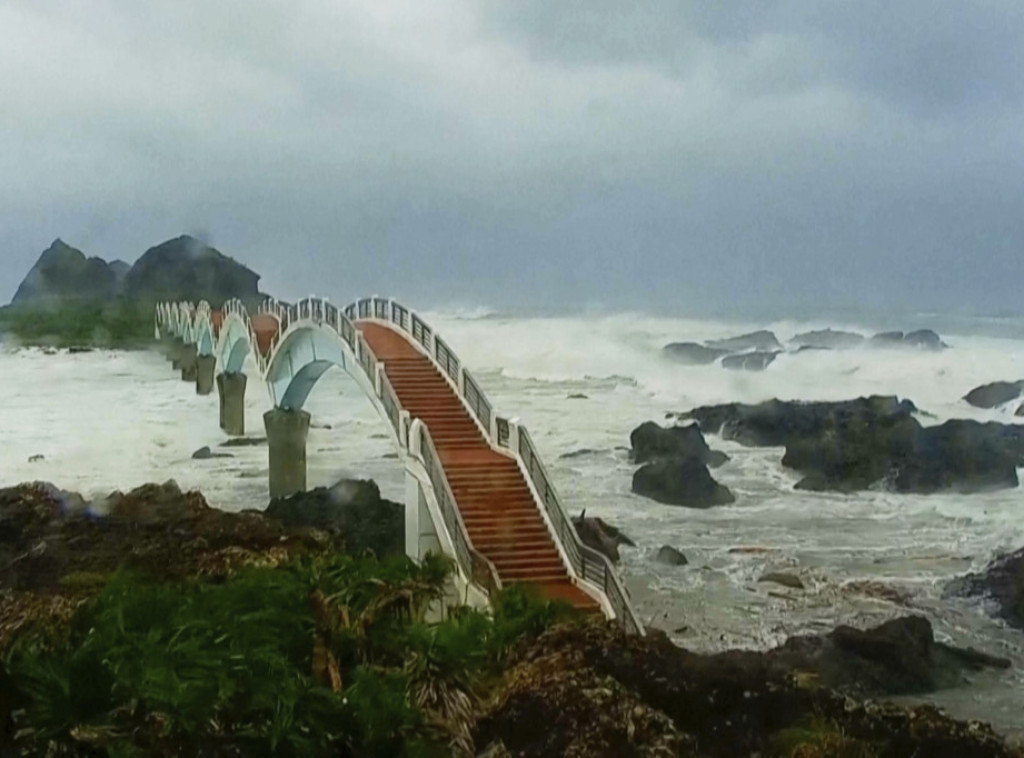 Tajfun Podul pogodio jug Tajvana, jedna osoba nestala, otkazano više stotina letova
